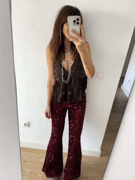 Pantalón acampanado de lentejuelas. Cremallera lateral invisible. 100% poliéster. Alabama Shop