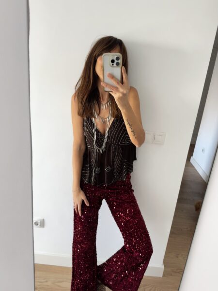 Pantalón acampanado de lentejuelas. Cremallera lateral invisible. 100% poliéster. Alabama Shop