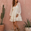 <p>El <strong>Top Lace Butterfly</strong> es una pieza etérea y delicada confeccionada en encaje floral. Su diseño con <strong>frunce ajustable delantero</strong>, escote en V con encaje, <strong>mangas vaporosas con puño acampanado</strong> y bajo festoneado lo convierte en un top muy especial. Incluye <strong>camiseta interior</strong> para mayor comodidad y versatilidad, ideal para crear looks boho chic que van de lo romántico a lo más atrevido. Talla única: 36-40</p><p><strong>Medida de sisa a sisa: 47 cm</strong></p><p>Medida Largo: 47 cm</p><p><strong>Composición:</strong> Poliéster 100%</p> Alabama Shop