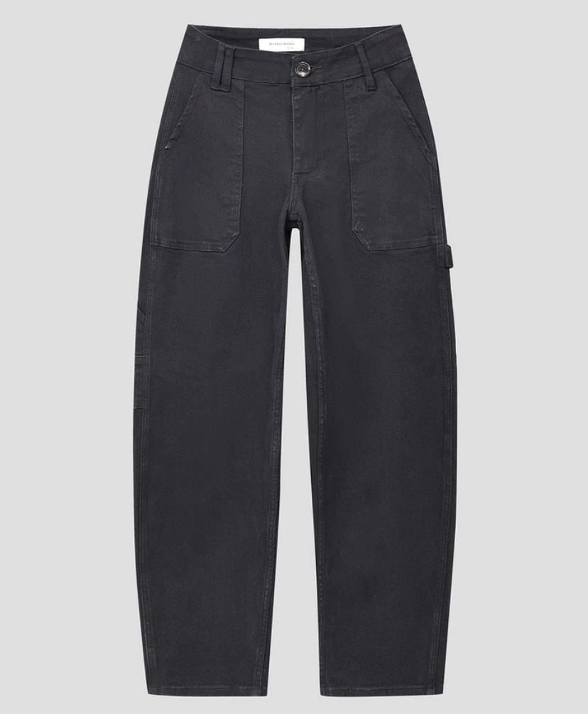 Captura de pantalla 2026-02-09 a las 23.09.05 Jean tapered slim balloon en color negro, con tiro medio-bajo y corte regular fit. Diseño cómodo y actual, con tejido elástico que se adapta al cuerpo sin perder forma. Un básico versátil para looks diarios con estilo. <strong>Composición:</strong> Algodón (69%), Poliéster (29,5%), Elastano (1,5%). Alabama Shop