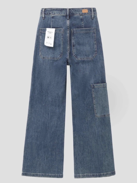 Vaquero wide leg en tono vintage, con bolsillos grandes y bolsillo extra en el lateral de la pierna. Corte amplio, cómodo y con tejido ligeramente elástico para un ajuste favorecedor y actual. <strong>Composición:</strong> Cotton (98%), Elastane (2%). Alabama Shop