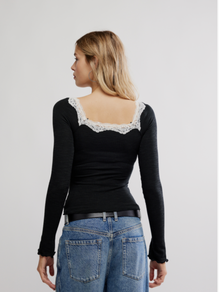 La <strong>Oh My Darling Long Sleeve de Free People</strong> es un top de manga larga con esencia romántica y espíritu boho. Femenino, versátil y con ese toque especial que eleva cualquier look sin esfuerzo. <h2>Talla y ajuste</h2> Medidas para talla S: <ul> <li><strong>Busto:</strong> 66 cm</li> <li><strong>Largo:</strong> 47 cm</li> <li><strong>Largo de manga:</strong> 70,5 cm</li> </ul> <h2>Composición</h2> 51% algodón, 45% rayón, 4% spandex. <h2>Cuidado</h2> Lavar a máquina en frío. Alabama Shop