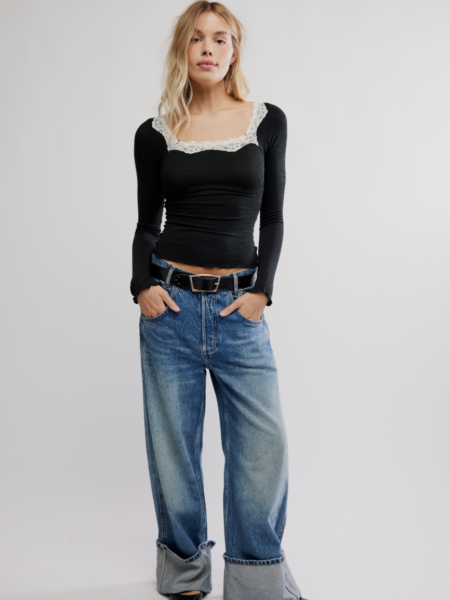 La <strong>Oh My Darling Long Sleeve de Free People</strong> es un top de manga larga con esencia romántica y espíritu boho. Femenino, versátil y con ese toque especial que eleva cualquier look sin esfuerzo. <h2>Talla y ajuste</h2> Medidas para talla S: <ul> <li><strong>Busto:</strong> 66 cm</li> <li><strong>Largo:</strong> 47 cm</li> <li><strong>Largo de manga:</strong> 70,5 cm</li> </ul> <h2>Composición</h2> 51% algodón, 45% rayón, 4% spandex. <h2>Cuidado</h2> Lavar a máquina en frío. Alabama Shop