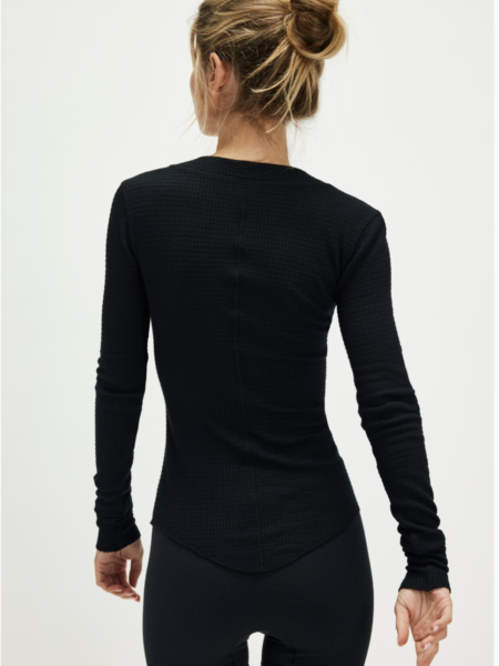 El <strong>Going Places Cardi de Free People</strong> es un cárdigan o camiseta ligera con caída fluida y silueta relajada. Una prenda versátil, cómoda y con ese aire boho sofisticado que define el estilo de la marca. <h2>Talla y ajuste</h2> Medidas para talla S: <ul> <li><strong>Busto:</strong> 66 cm</li> <li><strong>Largo:</strong> 65 cm</li> <li><strong>Largo de manga:</strong> 67 cm</li> </ul> <h2>Composición</h2> 82% viscosa, 16% poliéster, 2% elastano. Alabama Shop