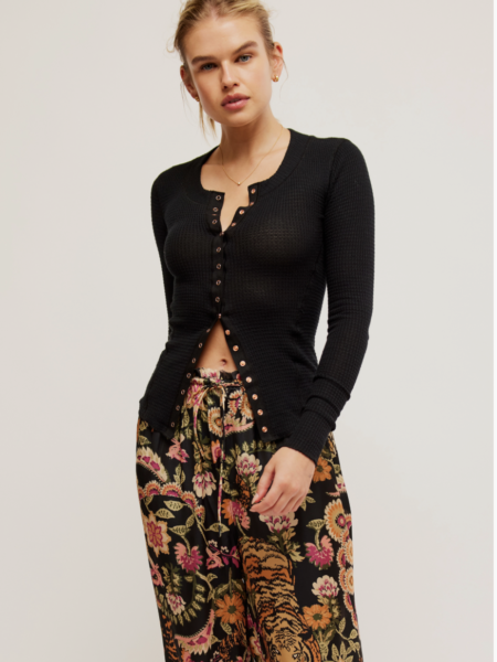 El <strong>Going Places Cardi de Free People</strong> es un cárdigan o camiseta ligera con caída fluida y silueta relajada. Una prenda versátil, cómoda y con ese aire boho sofisticado que define el estilo de la marca. <h2>Talla y ajuste</h2> Medidas para talla S: <ul> <li><strong>Busto:</strong> 66 cm</li> <li><strong>Largo:</strong> 65 cm</li> <li><strong>Largo de manga:</strong> 67 cm</li> </ul> <h2>Composición</h2> 82% viscosa, 16% poliéster, 2% elastano. Alabama Shop