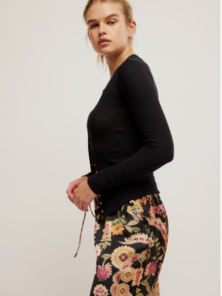 El <strong>Going Places Cardi de Free People</strong> es un cárdigan o camiseta ligera con caída fluida y silueta relajada. Una prenda versátil, cómoda y con ese aire boho sofisticado que define el estilo de la marca. <h2>Talla y ajuste</h2> Medidas para talla S: <ul> <li><strong>Busto:</strong> 66 cm</li> <li><strong>Largo:</strong> 65 cm</li> <li><strong>Largo de manga:</strong> 67 cm</li> </ul> <h2>Composición</h2> 82% viscosa, 16% poliéster, 2% elastano. Alabama Shop