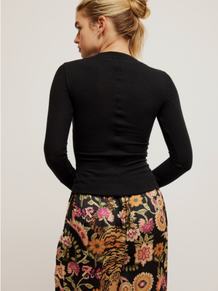 El <strong>Going Places Cardi de Free People</strong> es un cárdigan o camiseta ligera con caída fluida y silueta relajada. Una prenda versátil, cómoda y con ese aire boho sofisticado que define el estilo de la marca. <h2>Talla y ajuste</h2> Medidas para talla S: <ul> <li><strong>Busto:</strong> 66 cm</li> <li><strong>Largo:</strong> 65 cm</li> <li><strong>Largo de manga:</strong> 67 cm</li> </ul> <h2>Composición</h2> 82% viscosa, 16% poliéster, 2% elastano. Alabama Shop