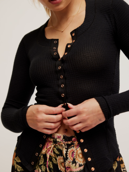 El <strong>Going Places Cardi de Free People</strong> es un cárdigan o camiseta ligera con caída fluida y silueta relajada. Una prenda versátil, cómoda y con ese aire boho sofisticado que define el estilo de la marca. <h2>Talla y ajuste</h2> Medidas para talla S: <ul> <li><strong>Busto:</strong> 66 cm</li> <li><strong>Largo:</strong> 65 cm</li> <li><strong>Largo de manga:</strong> 67 cm</li> </ul> <h2>Composición</h2> 82% viscosa, 16% poliéster, 2% elastano. Alabama Shop