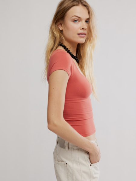 CAMISETA CLEAN LINES BABY ROSA SIENNA 4 La <strong>Seamless Square Neck Tee de Free People</strong> es una camiseta ultra elástica y suave, con escote cuadrado y diseño sin costuras. Incorpora sujetador interior para mayor sujeción y comodidad, convirtiéndose en un básico imprescindible para el día a día. <strong>Composición:</strong> 92% nylon, 8% spandex. <strong>Fabricada en:</strong> Estados Unidos. Alabama Shop