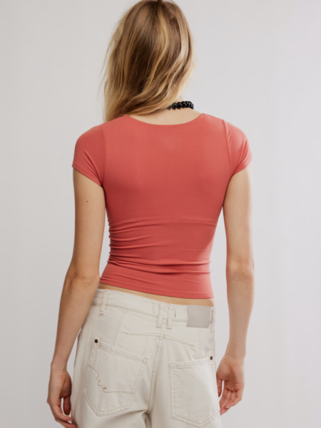 CAMISETA CLEAN LINES BABY ROSA SIENNA 3 La <strong>Seamless Square Neck Tee de Free People</strong> es una camiseta ultra elástica y suave, con escote cuadrado y diseño sin costuras. Incorpora sujetador interior para mayor sujeción y comodidad, convirtiéndose en un básico imprescindible para el día a día. <strong>Composición:</strong> 92% nylon, 8% spandex. <strong>Fabricada en:</strong> Estados Unidos. Alabama Shop