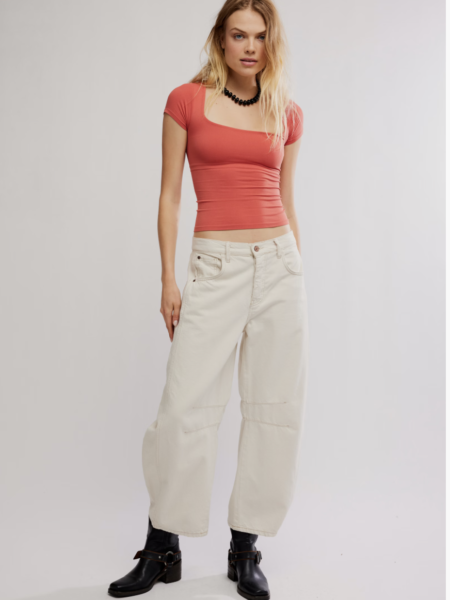 CAMISETA CLEAN LINES BABY ROSA SIENNA 5 La <strong>Seamless Square Neck Tee de Free People</strong> es una camiseta ultra elástica y suave, con escote cuadrado y diseño sin costuras. Incorpora sujetador interior para mayor sujeción y comodidad, convirtiéndose en un básico imprescindible para el día a día. <strong>Composición:</strong> 92% nylon, 8% spandex. <strong>Fabricada en:</strong> Estados Unidos. Alabama Shop