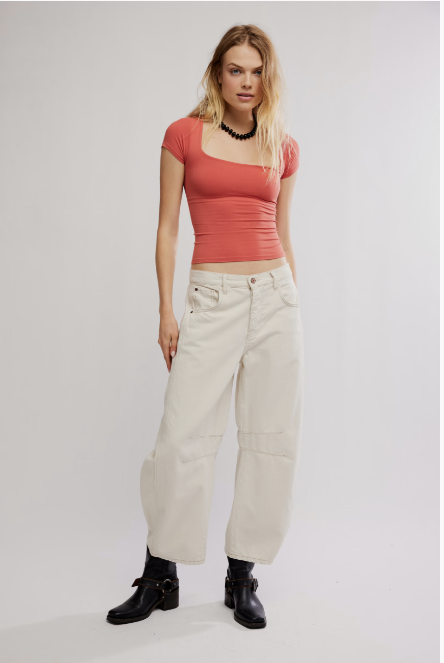 Captura de pantalla 2026-02-16 a las 23.12.31 La <strong>Seamless Square Neck Tee de Free People</strong> es una camiseta ultra elástica y suave, con escote cuadrado y diseño sin costuras. Incorpora sujetador interior para mayor sujeción y comodidad, convirtiéndose en un básico imprescindible para el día a día. <strong>Composición:</strong> 92% nylon, 8% spandex. <strong>Fabricada en:</strong> Estados Unidos. Alabama Shop