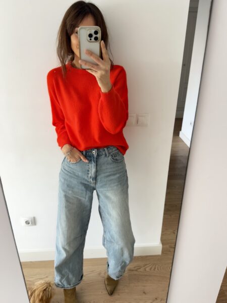 <p class="description-cont" data-content="description">Suéter italiano suave, con un color naranja rojizo llamativo. De acrílico y poliamida, ligero y cómodo.</p> <p class="description-cont" data-content="description">Talla Única: 36/42</p> <dl class="description-cont" data-content="composition"> <dt class="label">Composición: Acrílico (40%), Poliamida (32%), Poliéster (28%)</dt> </dl> Alabama Shop