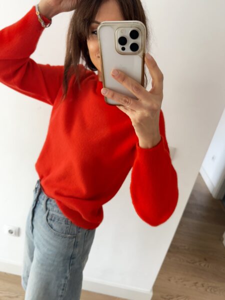 <p class="description-cont" data-content="description">Suéter italiano suave, con un color naranja rojizo llamativo. De acrílico y poliamida, ligero y cómodo.</p> <p class="description-cont" data-content="description">Talla Única: 36/42</p> <dl class="description-cont" data-content="composition"> <dt class="label">Composición: Acrílico (40%), Poliamida (32%), Poliéster (28%)</dt> </dl> Alabama Shop