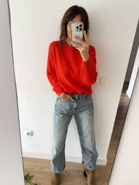 <p class="description-cont" data-content="description">Suéter italiano suave, con un color naranja rojizo llamativo. De acrílico y poliamida, ligero y cómodo.</p> <p class="description-cont" data-content="description">Talla Única: 36/42</p> <dl class="description-cont" data-content="composition"> <dt class="label">Composición: Acrílico (40%), Poliamida (32%), Poliéster (28%)</dt> </dl> Alabama Shop