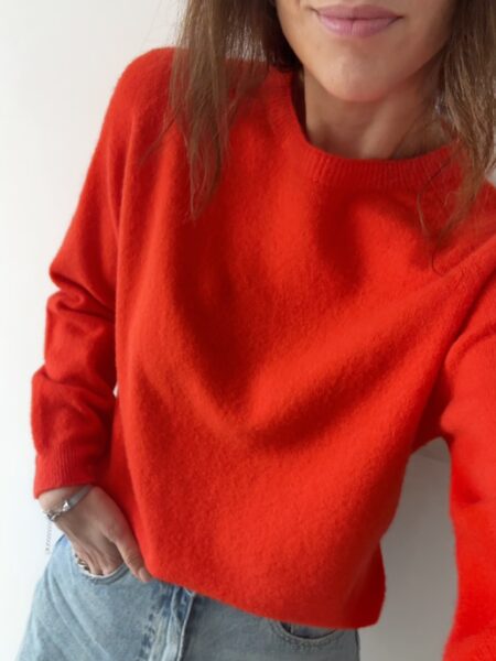 <p class="description-cont" data-content="description">Suéter italiano suave, con un color naranja rojizo llamativo. De acrílico y poliamida, ligero y cómodo.</p> <p class="description-cont" data-content="description">Talla Única: 36/42</p> <dl class="description-cont" data-content="composition"> <dt class="label">Composición: Acrílico (40%), Poliamida (32%), Poliéster (28%)</dt> </dl> Alabama Shop