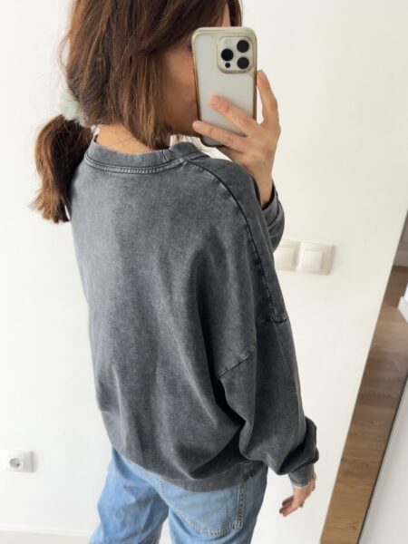 <h1>Sudadera gris lavado con ojo turco</h1> Sudadera gris lavado con <strong>ojo turco en dorado y turquesa</strong>, <strong>100% algodón</strong> y hecha en Italia. Con <strong>pelito por dentro</strong>, calentita y confortable, perfecta para el día a día con estilo. <strong>Edición limitada</strong>, talla única (36-42). <strong>Composición:</strong> Algodón 100% Alabama Shop