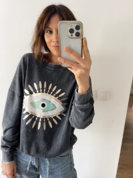 <h1>Sudadera gris lavado con ojo turco</h1> Sudadera gris lavado con <strong>ojo turco en dorado y turquesa</strong>, <strong>100% algodón</strong> y hecha en Italia. Con <strong>pelito por dentro</strong>, calentita y confortable, perfecta para el día a día con estilo. <strong>Edición limitada</strong>, talla única (36-42). <strong>Composición:</strong> Algodón 100% Alabama Shop