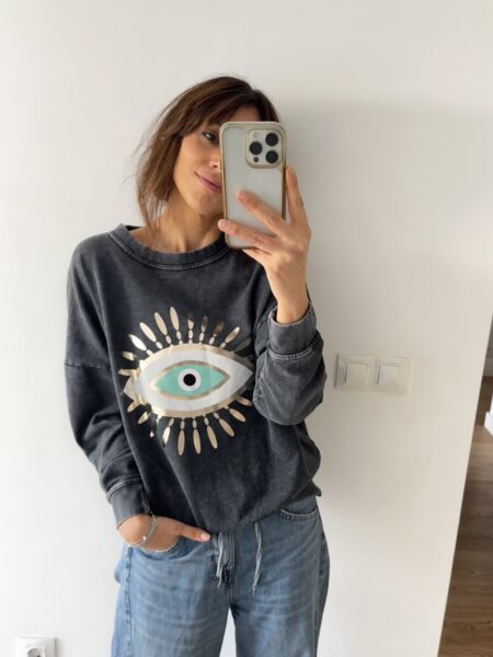 <h1>Sudadera gris lavado con ojo turco</h1> Sudadera gris lavado con <strong>ojo turco en dorado y turquesa</strong>, <strong>100% algodón</strong> y hecha en Italia. Con <strong>pelito por dentro</strong>, calentita y confortable, perfecta para el día a día con estilo. <strong>Edición limitada</strong>, talla única (36-42). <strong>Composición:</strong> Algodón 100% Alabama Shop