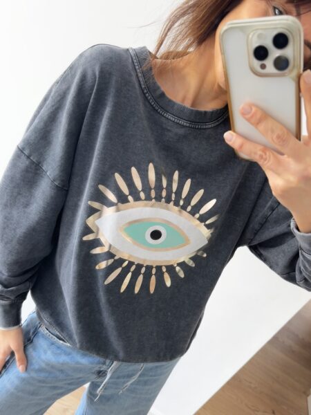 <h1>Sudadera gris lavado con ojo turco</h1> Sudadera gris lavado con <strong>ojo turco en dorado y turquesa</strong>, <strong>100% algodón</strong> y hecha en Italia. Con <strong>pelito por dentro</strong>, calentita y confortable, perfecta para el día a día con estilo. <strong>Edición limitada</strong>, talla única (36-42). <strong>Composición:</strong> Algodón 100% Alabama Shop