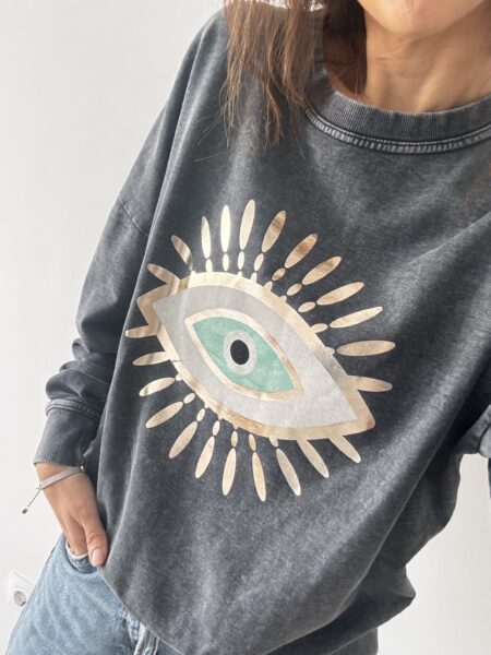 <h1>Sudadera gris lavado con ojo turco</h1> Sudadera gris lavado con <strong>ojo turco en dorado y turquesa</strong>, <strong>100% algodón</strong> y hecha en Italia. Con <strong>pelito por dentro</strong>, calentita y confortable, perfecta para el día a día con estilo. <strong>Edición limitada</strong>, talla única (36-42). <strong>Composición:</strong> Algodón 100% Alabama Shop