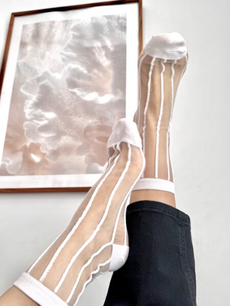 Estos calcetines de tul finitos con rayas verticales no son cualquier calcetín: su diseño elegante, puntera y puño reforzados, y el tejido suave y flexible los hacen especiales. Un accesorio chic que estiliza la pierna y eleva cualquier look. ¡Pequeños detalles que marcan la diferencia! <ul> <li><strong>Composición:</strong> 80% poliéster, 20% elastano</li> <li>Talla única: 36-40</li> </ul> Alabama Shop