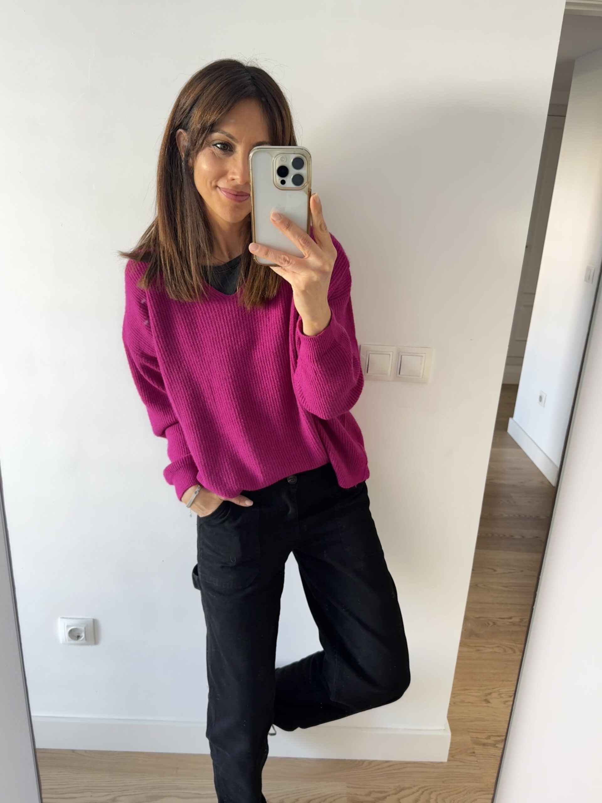 IMG_7734 Jean tapered slim balloon en color negro, con tiro medio-bajo y corte regular fit. Diseño cómodo y actual, con tejido elástico que se adapta al cuerpo sin perder forma. Un básico versátil para looks diarios con estilo. <strong>Composición:</strong> Algodón (69%), Poliéster (29,5%), Elastano (1,5%). Alabama Shop