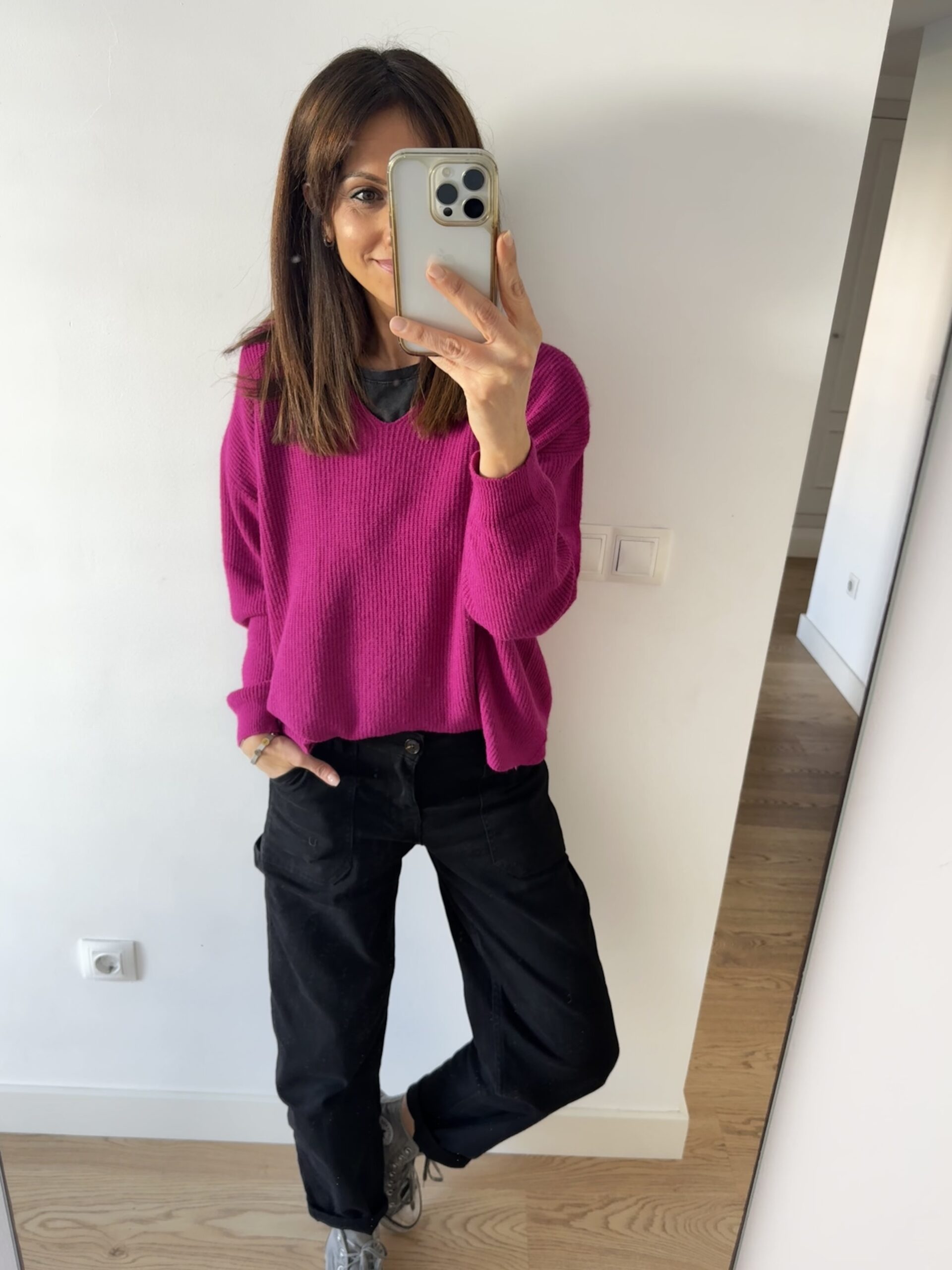 IMG_7735 Jean tapered slim balloon en color negro, con tiro medio-bajo y corte regular fit. Diseño cómodo y actual, con tejido elástico que se adapta al cuerpo sin perder forma. Un básico versátil para looks diarios con estilo. <strong>Composición:</strong> Algodón (69%), Poliéster (29,5%), Elastano (1,5%). Alabama Shop