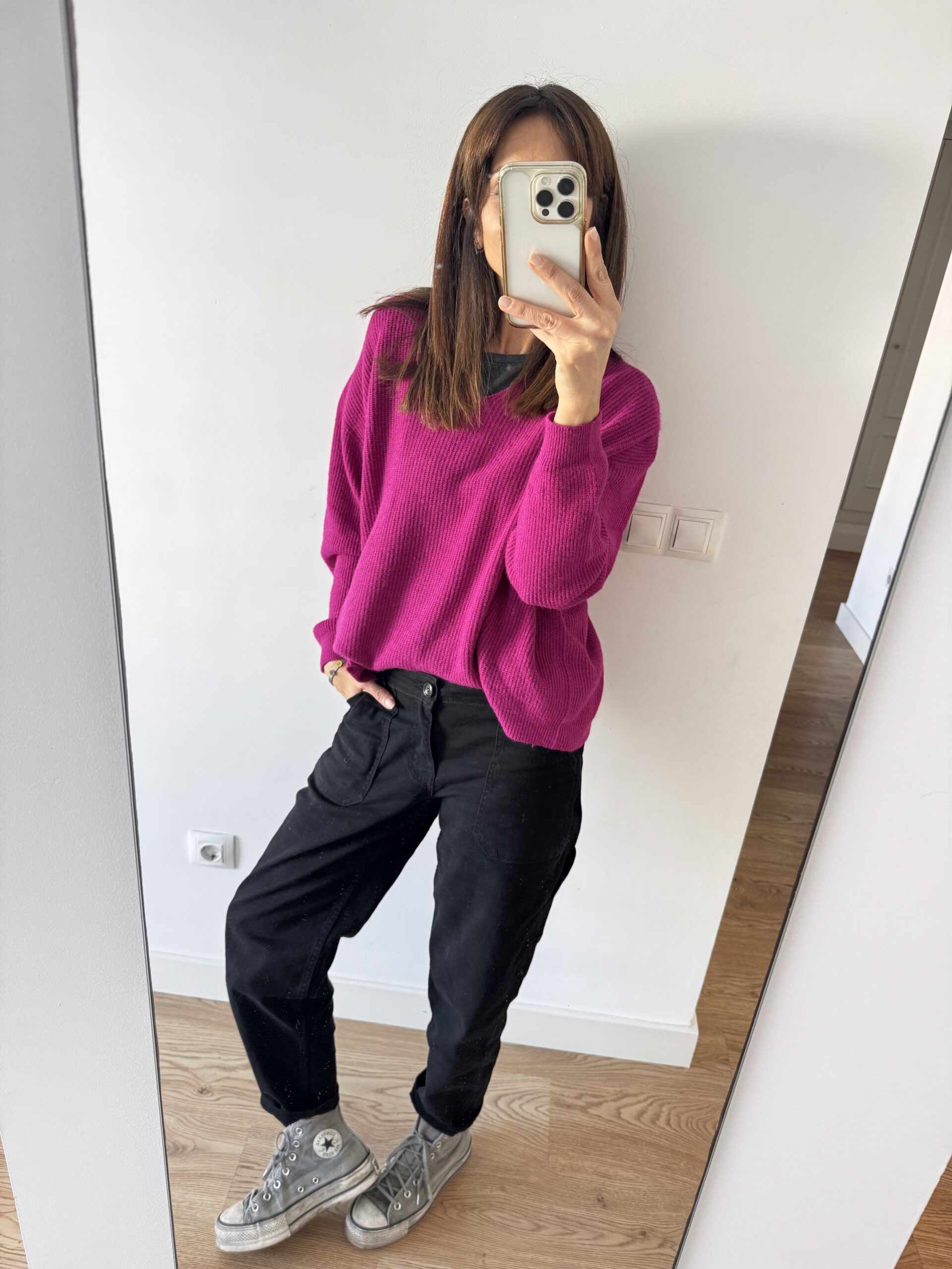 IMG_7736 Jean tapered slim balloon en color negro, con tiro medio-bajo y corte regular fit. Diseño cómodo y actual, con tejido elástico que se adapta al cuerpo sin perder forma. Un básico versátil para looks diarios con estilo. <strong>Composición:</strong> Algodón (69%), Poliéster (29,5%), Elastano (1,5%). Alabama Shop