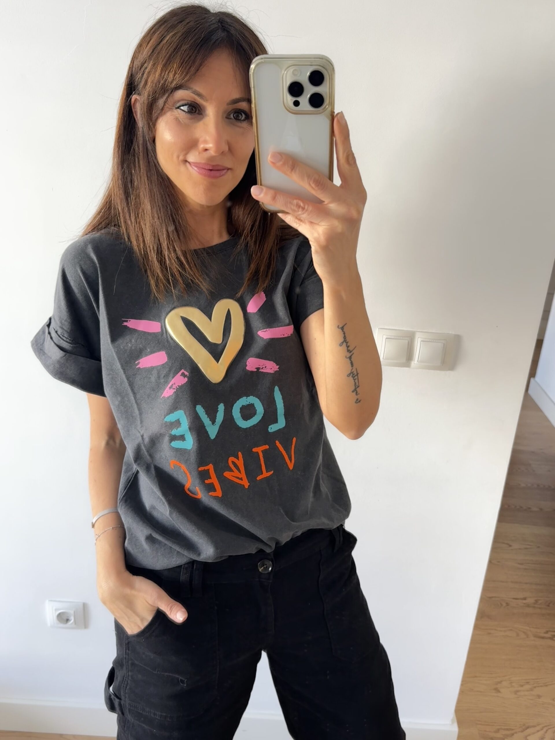 IMG_7745 <p>Camiseta de manga corta con dobladillo en las mangas. Mensaje LOVE VIBES en tonos neón. Corazón dorado en relieve. 100% algodón italiano. Talla única.</p> Alabama Shop