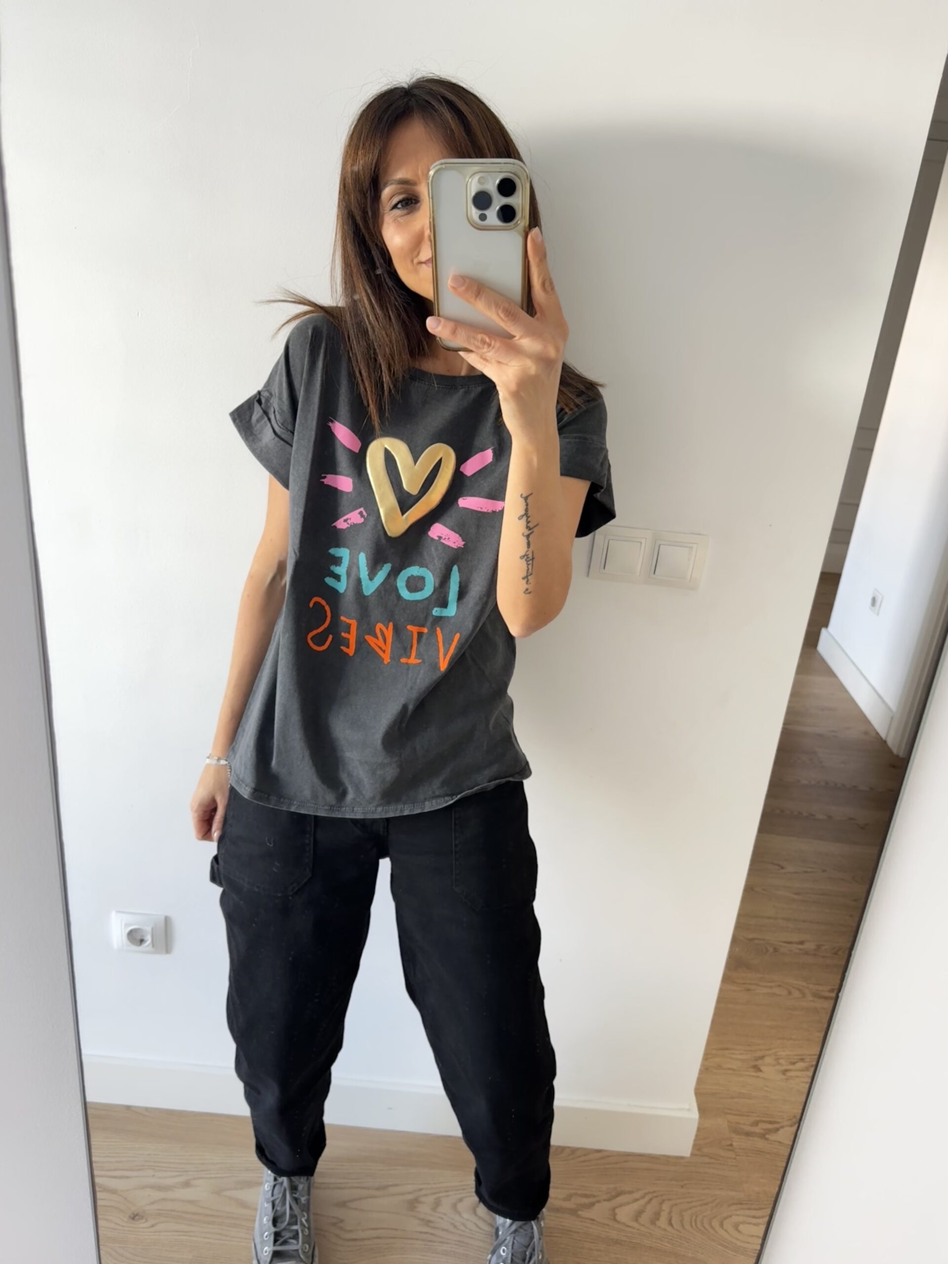 IMG_7747 <p>Camiseta de manga corta con dobladillo en las mangas. Mensaje LOVE VIBES en tonos neón. Corazón dorado en relieve. 100% algodón italiano. Talla única.</p> Alabama Shop