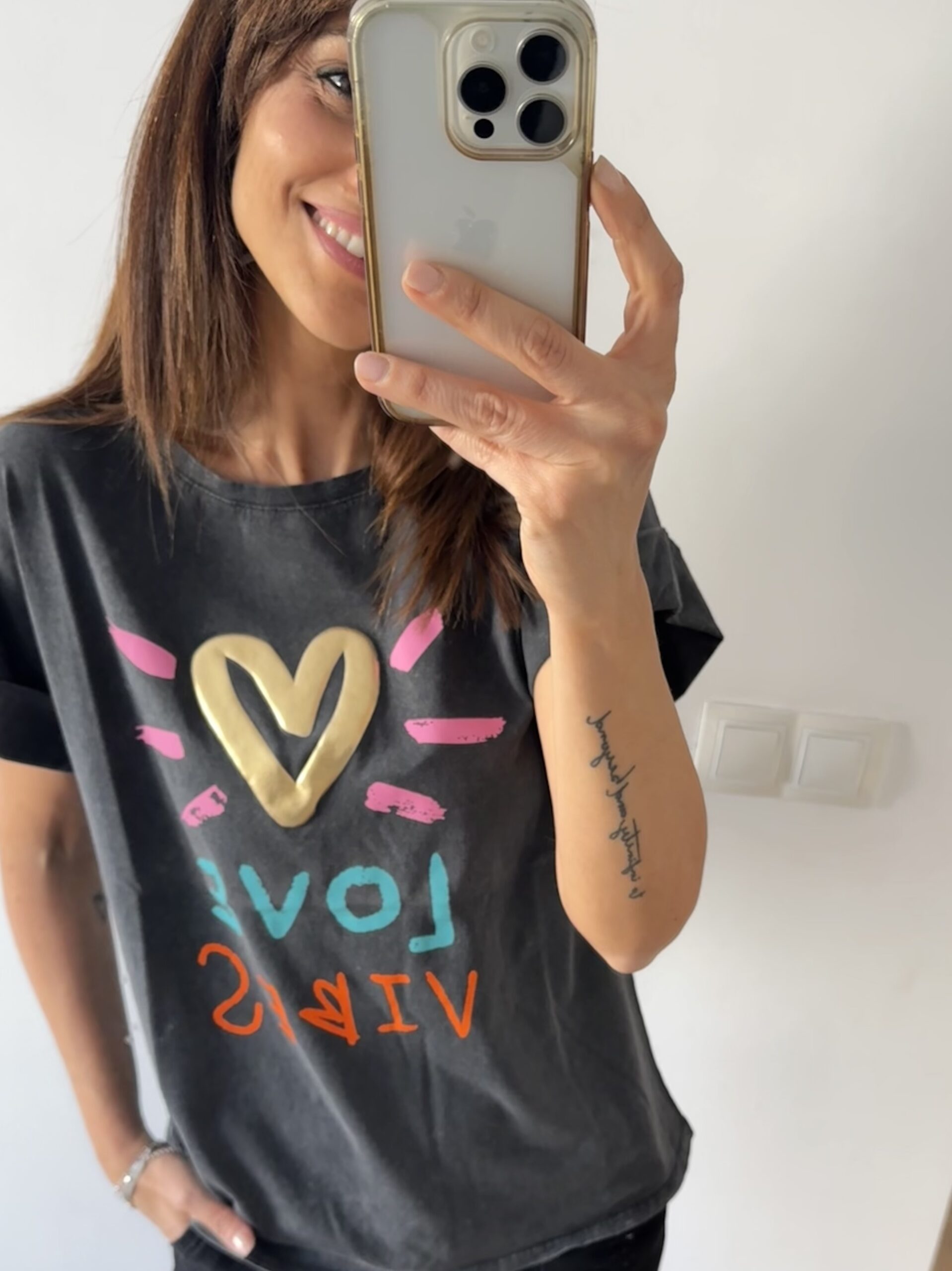 IMG_7748 <p>Camiseta de manga corta con dobladillo en las mangas. Mensaje LOVE VIBES en tonos neón. Corazón dorado en relieve. 100% algodón italiano. Talla única.</p> Alabama Shop