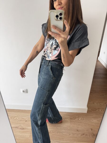 Vaquero wide leg en tono vintage, con bolsillos grandes y bolsillo extra en el lateral de la pierna. Corte amplio, cómodo y con tejido ligeramente elástico para un ajuste favorecedor y actual. <strong>Composición:</strong> Cotton (98%), Elastane (2%). Alabama Shop