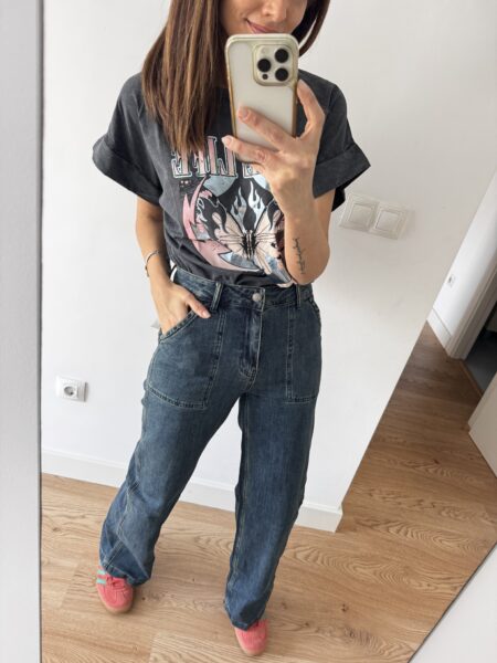 <p data-start="2637" data-end="2893">Camiseta en color negro lavado con mensaje FREE LIFE y mariposa tornasolada 🦋 Con manga con dobladillo y en algodón italiano 100%. Una camiseta con rollazo, cómoda y con espíritu libre para darle personalidad a cualquier look. ✨</p> <p data-start="2637" data-end="2893">Talla única.</p> Alabama Shop