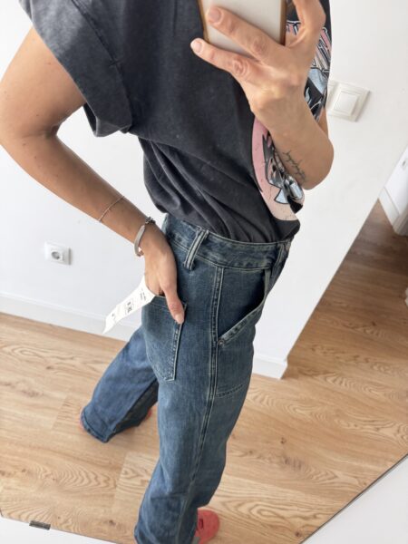 Vaquero wide leg en tono vintage, con bolsillos grandes y bolsillo extra en el lateral de la pierna. Corte amplio, cómodo y con tejido ligeramente elástico para un ajuste favorecedor y actual. <strong>Composición:</strong> Cotton (98%), Elastane (2%). Alabama Shop