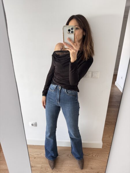 Top elástico con hombro asimétrico ligeramente más caído y detalle de encaje interior que asoma delicadamente por el escote y el bajo. Femenino, versátil y perfecto para elevar cualquier look. <strong>Composición:</strong> 90% algodón, 10% elastán. Alabama Shop