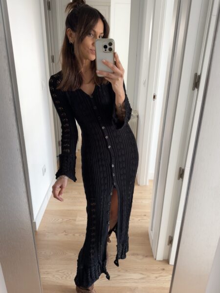 CARDIGAN KIMONO CALADO NEGRO 11 <p>Cardigan largo con botones. Puedes llevarlo a modo de kimono o a modo de vestido (forro no incluido). Volante en puño y en bajo. La modelo mide 1.70 Composición: Poliéster (95%), Elastano (5%)</p> Alabama Shop