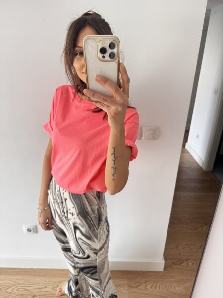 Camiseta oversize de manga corta en color coral neón, con caída fluida y estilo relajado. Un básico con personalidad que ilumina cualquier look y realza el bronceado al instante. Talla única: 36 a 42 <strong>Composición:</strong> 100% algodón italiano. Alabama Shop