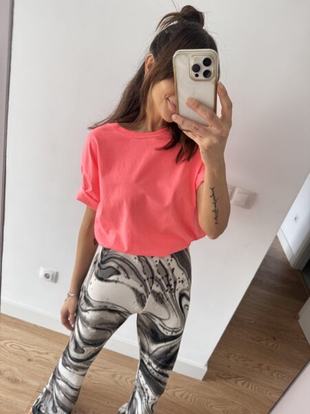 Camiseta oversize de manga corta en color coral neón, con caída fluida y estilo relajado. Un básico con personalidad que ilumina cualquier look y realza el bronceado al instante. Talla única: 36 a 42 <strong>Composición:</strong> 100% algodón italiano. Alabama Shop