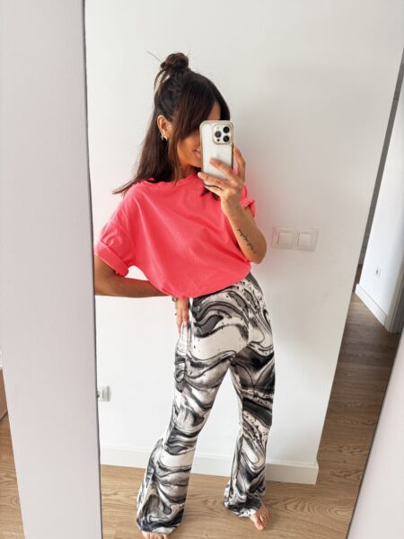 Pantalón acampanado tejido muy suave. Tiro alto. Goma en la cintura. 65% poliéster, 30% viscosa, 5% elastan La modelo lleva talla S y mide 1,70 Alabama Shop