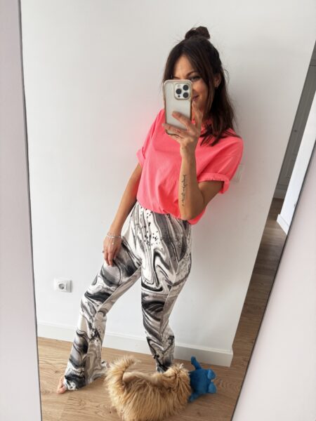 Pantalón acampanado tejido muy suave. Tiro alto. Goma en la cintura. 65% poliéster, 30% viscosa, 5% elastan La modelo lleva talla S y mide 1,70 Alabama Shop