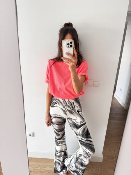 Pantalón acampanado tejido muy suave. Tiro alto. Goma en la cintura. 65% poliéster, 30% viscosa, 5% elastan La modelo lleva talla S y mide 1,70 Alabama Shop