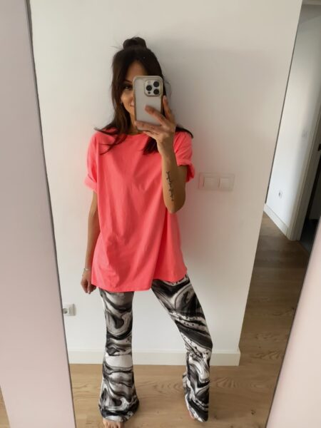 Camiseta oversize de manga corta en color coral neón, con caída fluida y estilo relajado. Un básico con personalidad que ilumina cualquier look y realza el bronceado al instante. Talla única: 36 a 42 <strong>Composición:</strong> 100% algodón italiano. Alabama Shop