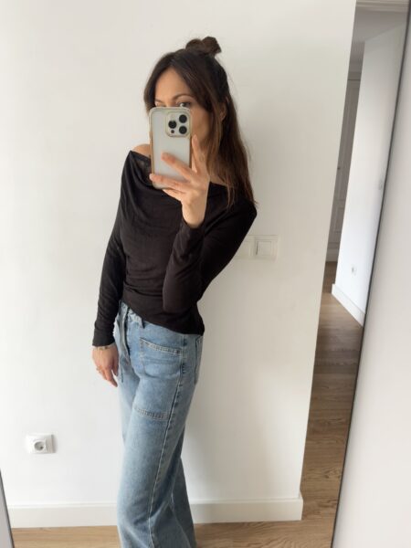 Top elástico con hombro asimétrico ligeramente más caído y detalle de encaje interior que asoma delicadamente por el escote y el bajo. Femenino, versátil y perfecto para elevar cualquier look. <strong>Composición:</strong> 90% algodón, 10% elastán. Alabama Shop