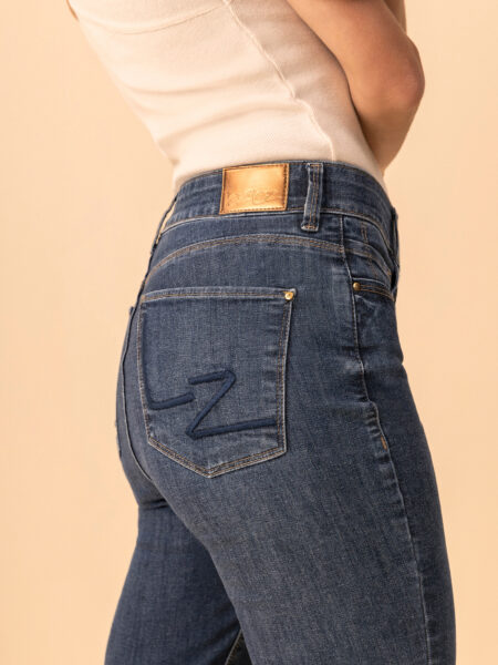 JEANS PREMIUM FLARE TECNOLOGÍA SHAPING 5 <strong>Vaqueros acampanados de cintura alta con tecnología Shaping</strong> que realza y define la silueta. Confeccionados en denim con un 50% de elasticidad, se ajustan al cuerpo moldeando las curvas y estilizando la figura. Corte flare, cintura alta y bolsillos traseros bordados. Una prenda con actitud, cómoda y favorecedora. <strong>Composición:</strong> Exterior 90% algodón, 8% elastomultiéster, 2% elastano. Forro de bolsillo 61% algodón, 39% poliéster. Alabama Shop