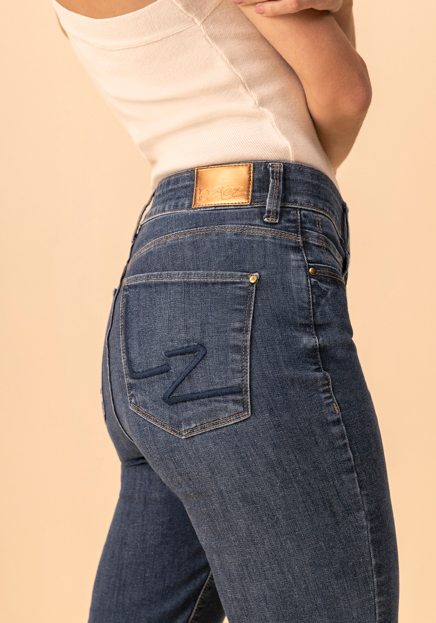 IMG_8117 <strong>Vaqueros acampanados de cintura alta con tecnología Shaping</strong> que realza y define la silueta. Confeccionados en denim con un 50% de elasticidad, se ajustan al cuerpo moldeando las curvas y estilizando la figura. Corte flare, cintura alta y bolsillos traseros bordados. Una prenda con actitud, cómoda y favorecedora. <strong>Composición:</strong> Exterior 90% algodón, 8% elastomultiéster, 2% elastano. Forro de bolsillo 61% algodón, 39% poliéster. Alabama Shop
