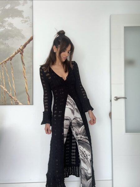 CARDIGAN KIMONO CALADO NEGRO 7 <p>Cardigan largo con botones. Puedes llevarlo a modo de kimono o a modo de vestido (forro no incluido). Volante en puño y en bajo. La modelo mide 1.70 Composición: Poliéster (95%), Elastano (5%)</p> Alabama Shop