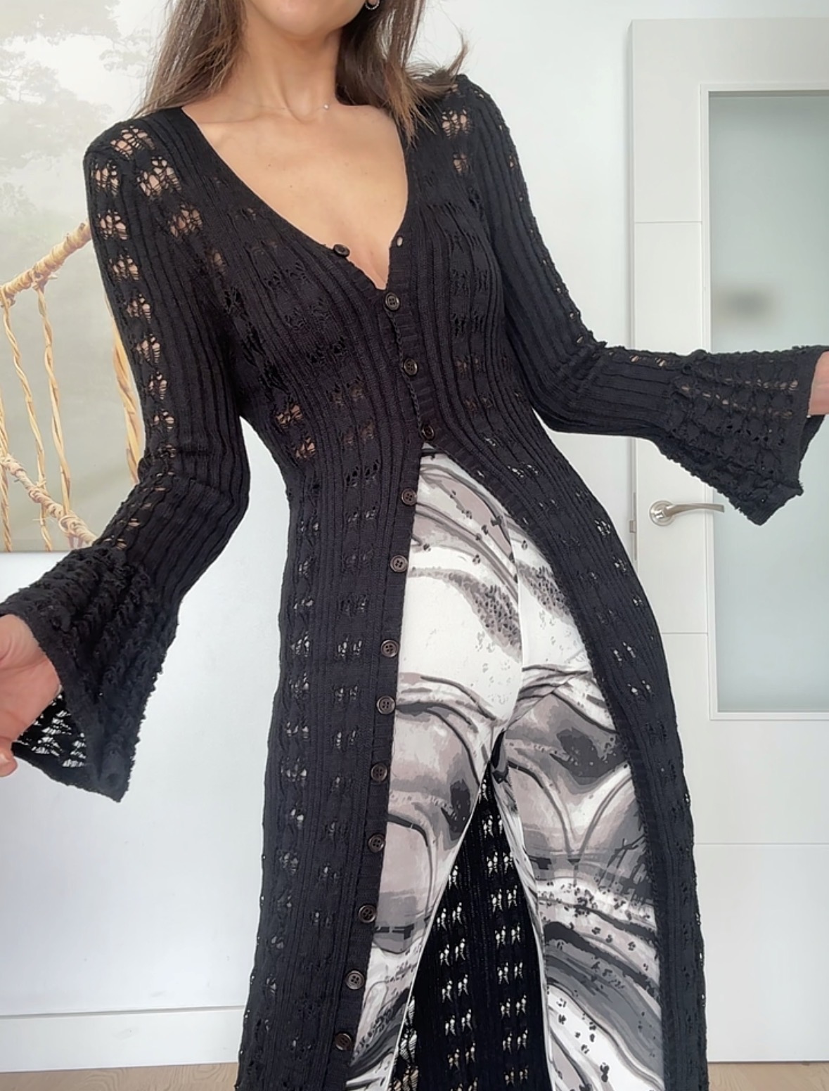 Screenshot <p>Cardigan largo con botones. Puedes llevarlo a modo de kimono o a modo de vestido (forro no incluido). Volante en puño y en bajo. La modelo mide 1.70 Composición: Poliéster (95%), Elastano (5%)</p> Alabama Shop