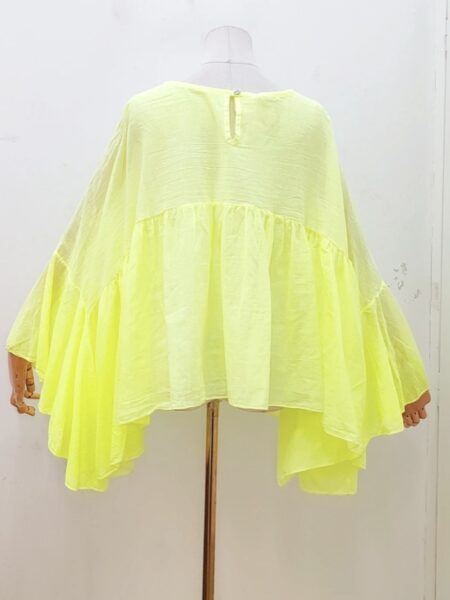 BLUSA OVERSIZE ALGODÓN AMARILLO NEÓN 10 Blusa oversize de algodón italiano en tono amarillo neón, con silueta amplia y caída ligera. Una prenda cómoda, vibrante y con personalidad, perfecta para dar luz y energía a cualquier look. <strong>Composición:</strong> 100% algodón italiano. Talla única: 36 a 44 Alabama Shop