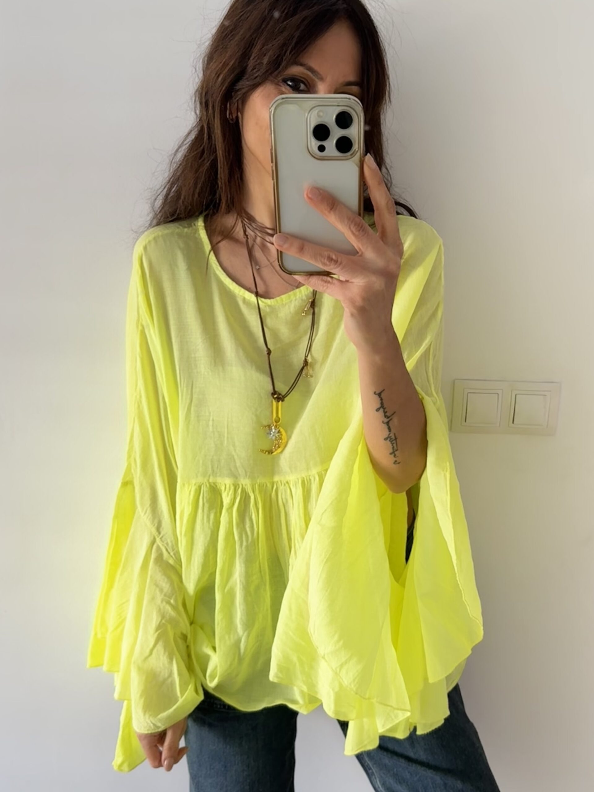 IMG_8404 Blusa oversize de algodón italiano en tono amarillo neón, con silueta amplia y caída ligera. Una prenda cómoda, vibrante y con personalidad, perfecta para dar luz y energía a cualquier look. <strong>Composición:</strong> 100% algodón italiano. Talla única: 36 a 44 Alabama Shop